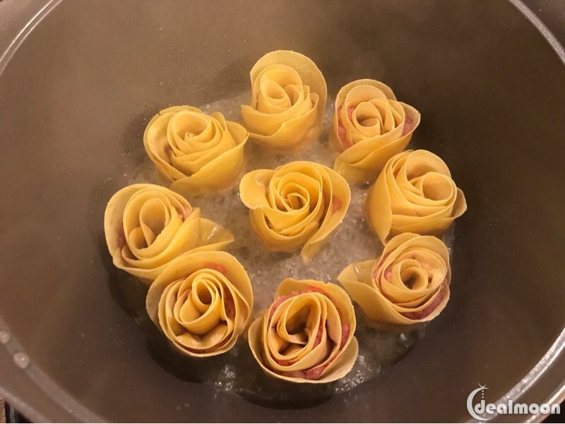 七夕情献玫瑰饺子玫瑰乳酪面包