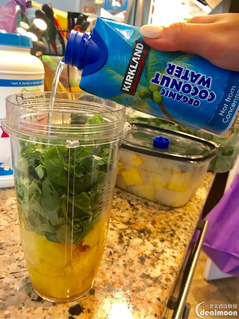 mango 1/4 pineapple 1/4 baby spinach 1/4 kale 1 coconut water 我