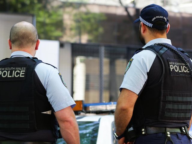 离谱！33℃高温天，警员救出车内4...