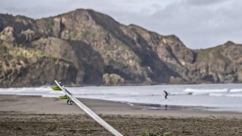 揪心！新西兰热门海滩旁，23岁青年湖中失踪，搜救彻夜进行