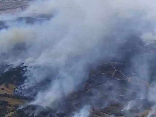 维多利亚州火情告急：两人一孩失踪，...