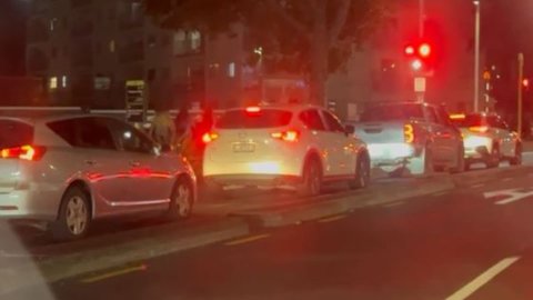 奥克兰奇景：6辆车深夜开进自行车道“插队”，目击者看傻眼！