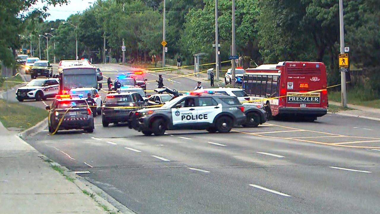 突发！士嘉堡一辆涉嫌被盗车辆被警车团团围住，警员连开数枪击中涉事男子！