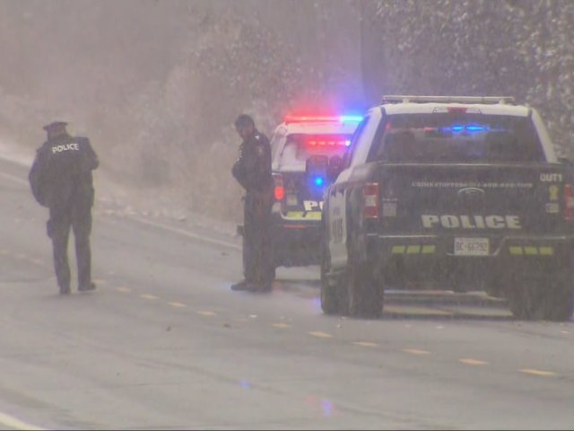 暴雪过后路面成“溜冰场”，24小时...