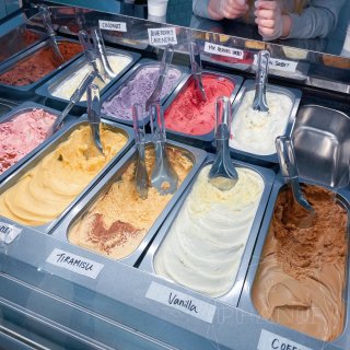 路过刚开的冰淇淋大学🍦蓝莓薰衣草味不错呀...