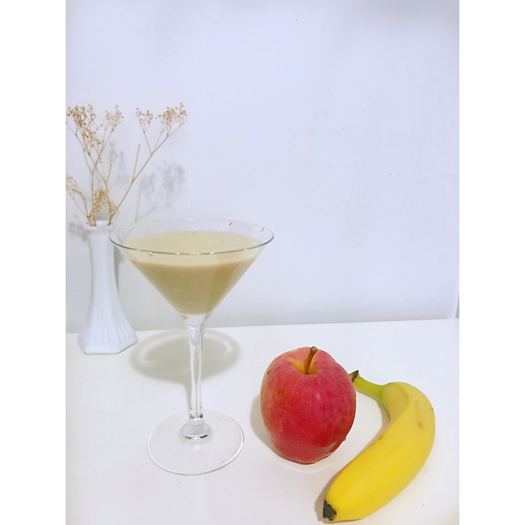 口袋榨汁机 方法:将苹果,香蕉切丁放入榨汁机中,加入适量牛奶或凉