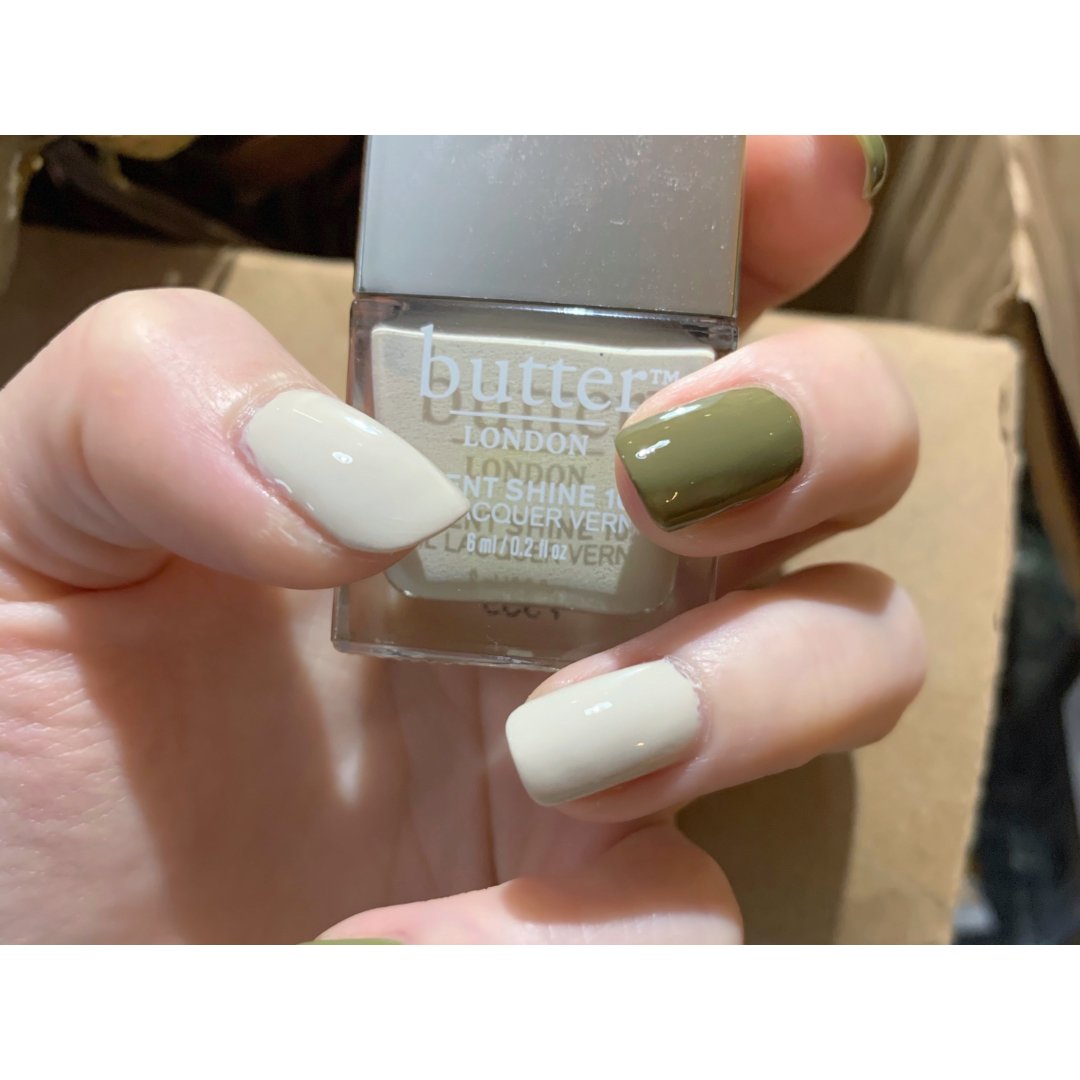 美甲分享【essie】豆沙绿太春天了吧