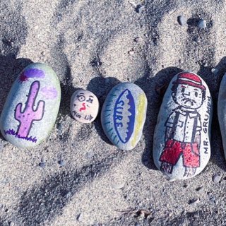 多伦多沙滩边的ins风彩色石头...
