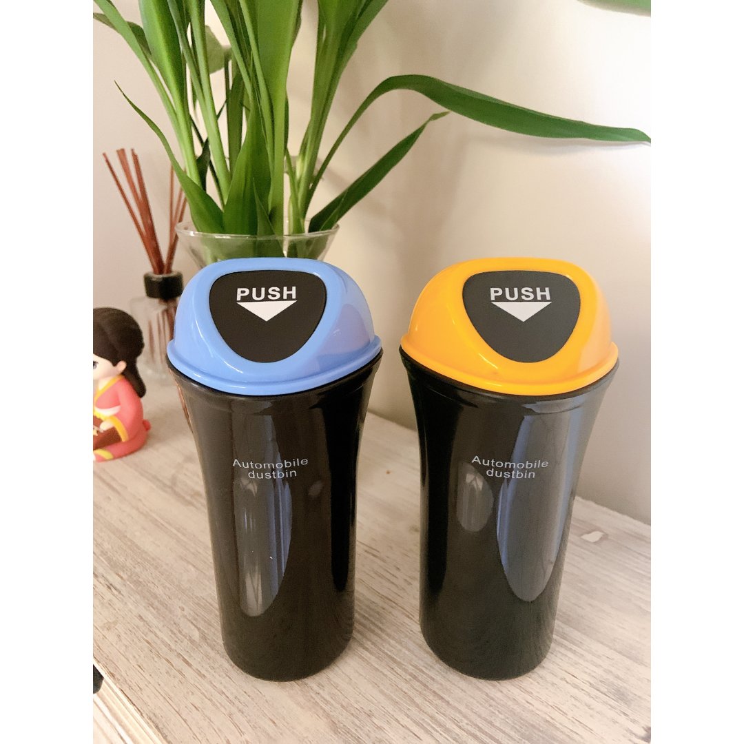 是的,你没看错,确实是垃圾桶,车载垃圾桶,小小的一个放车上不占地方.