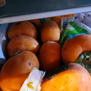 以后我家的柿子统统入冷冻柜！...