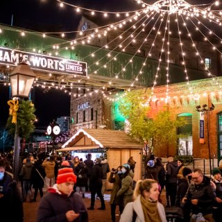 期待😆酒厂区的多伦多圣诞市场回归在即！...