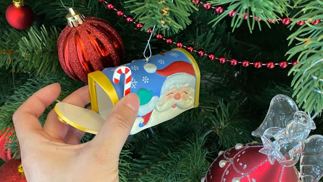 圣诞老人决定今年玩个游戏，礼物的秘密在三颗树上