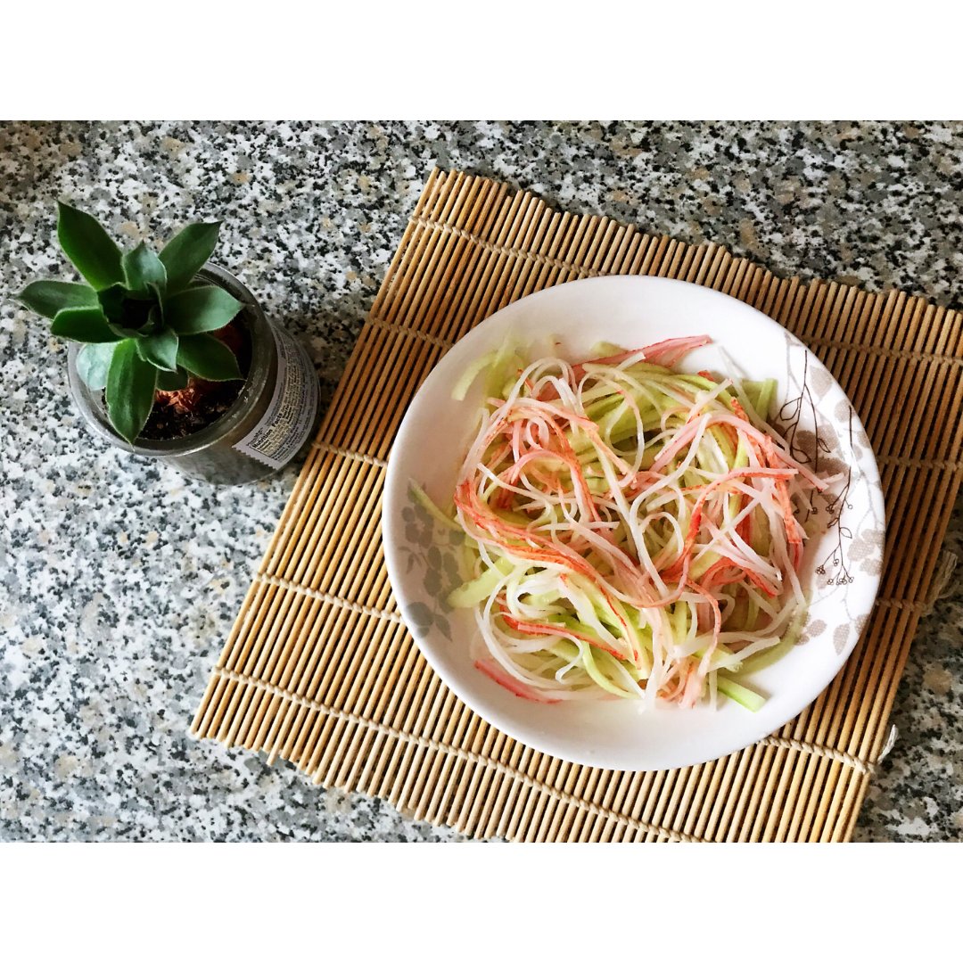 清爽一夏:凉拌黄瓜蟹柳丝