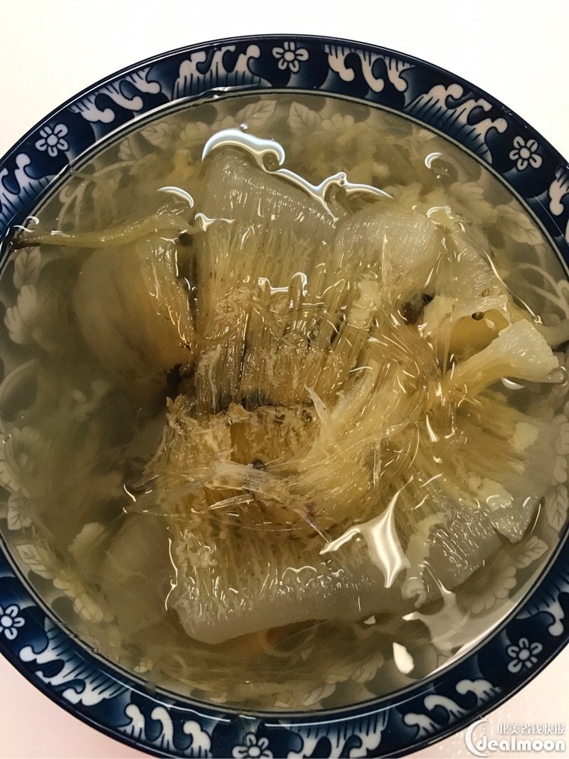 接下来准备煲汤 用料:泡发的鱼翅 新鲜走地鸡 一只 泡发的瑶柱 若干