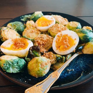 【夏季轻食】香烤孢子甘蓝+面包屑溏心蛋...