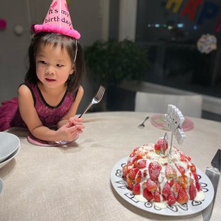 今年做的第一个生日蛋糕/草莓炸弹...