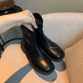 ：👢 短靴也要备起来了  ...