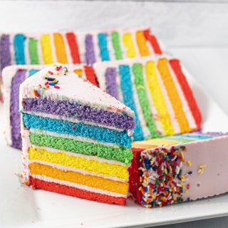 超火的彩虹蛋糕🍰售卖机在多伦多机场也有啦...