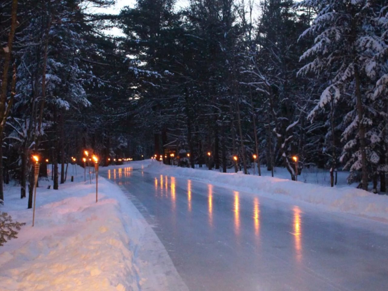浪漫的夜晚🏙发光冰道可供在森林中滑行...