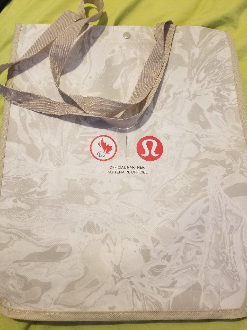 lululemon 的新购物袋...
