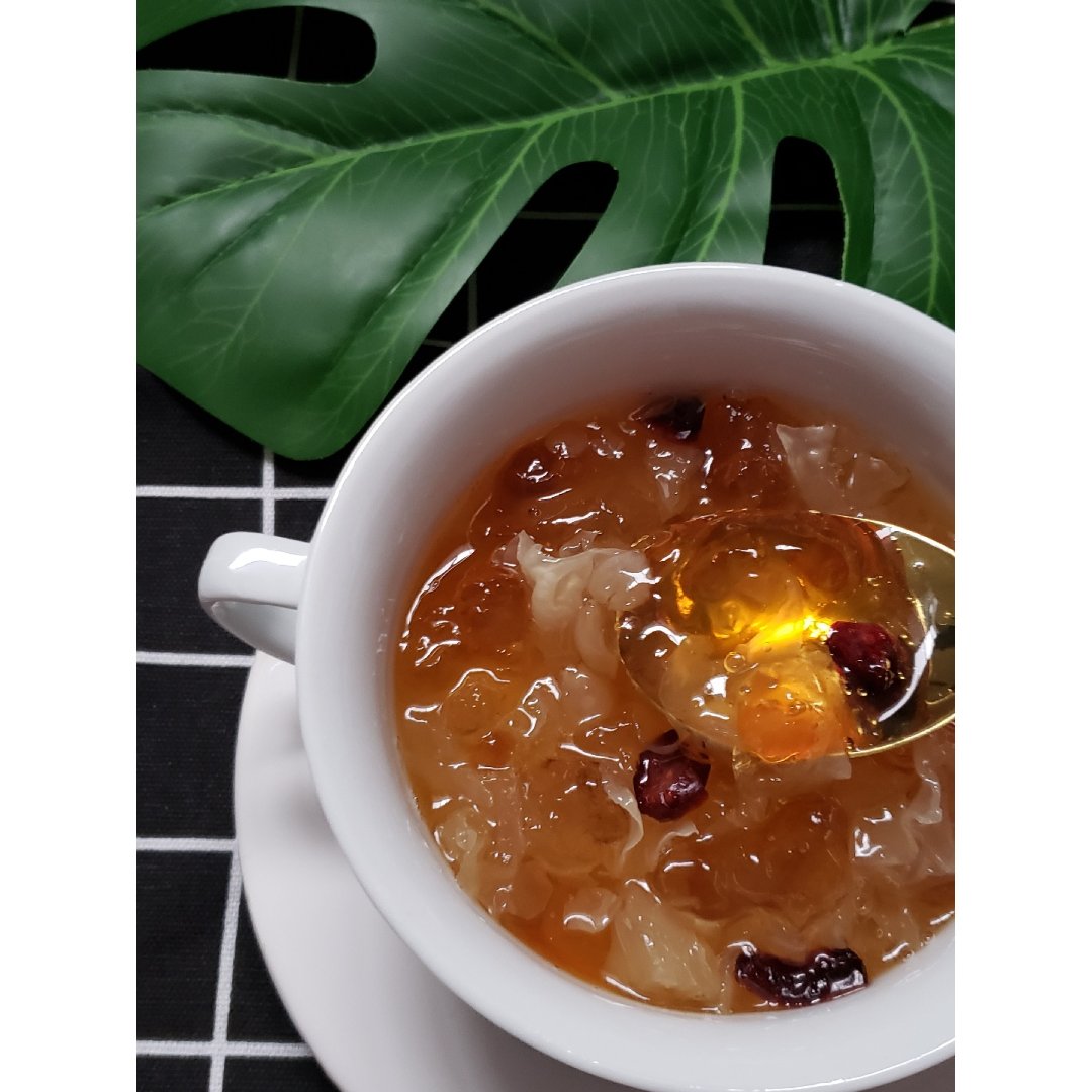 桃胶雪莲子银耳羹
