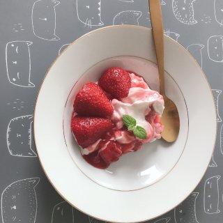 椰子草莓冰淇淋