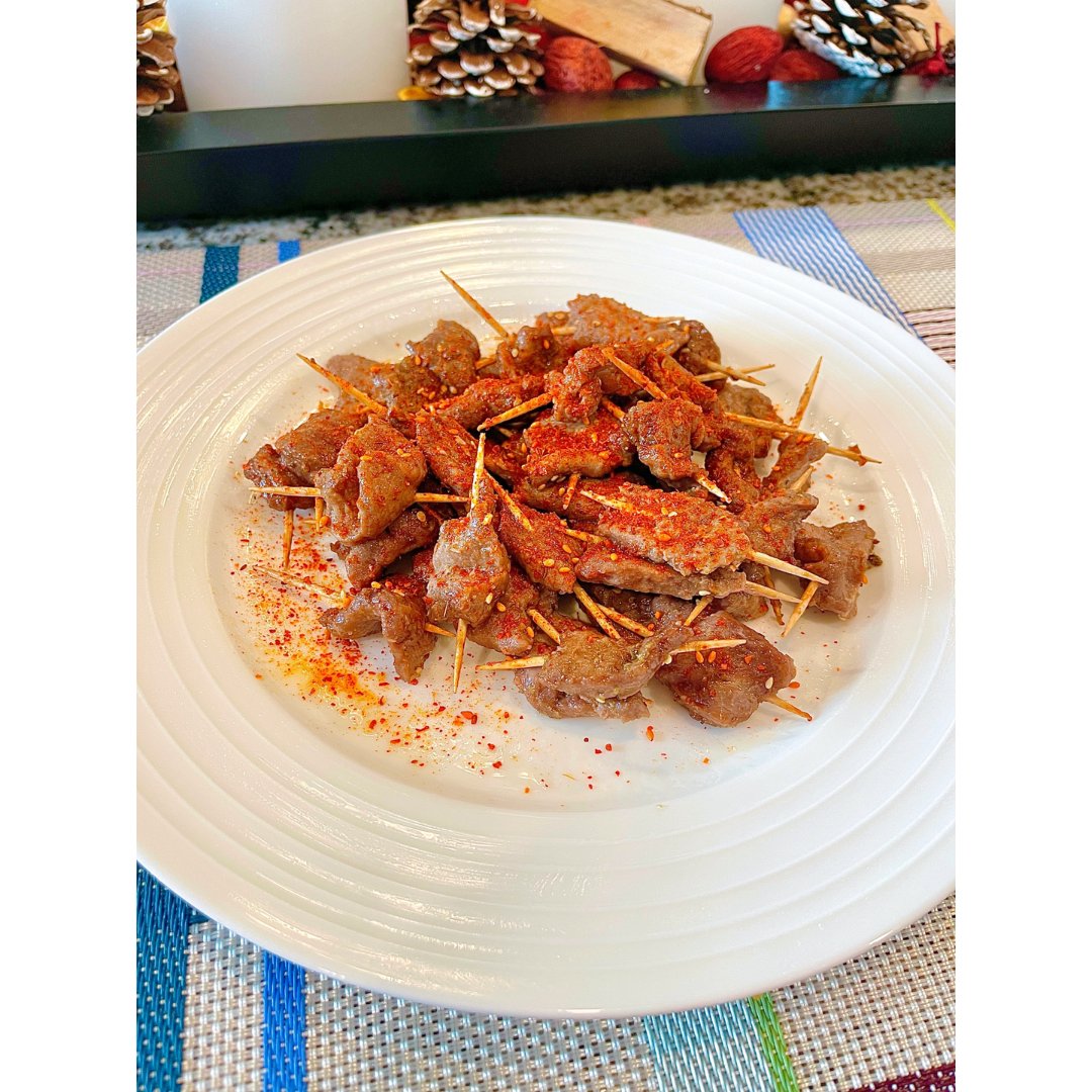 牛肉选择牛里脊,切3cm厚的片,加入1个蛋清,1tbs生抽,1茶匙粉盐,一点点