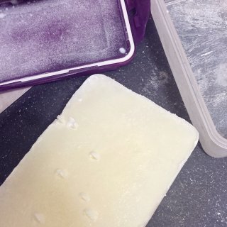 做沙冰用的牛奶,冻过了,成了砖块