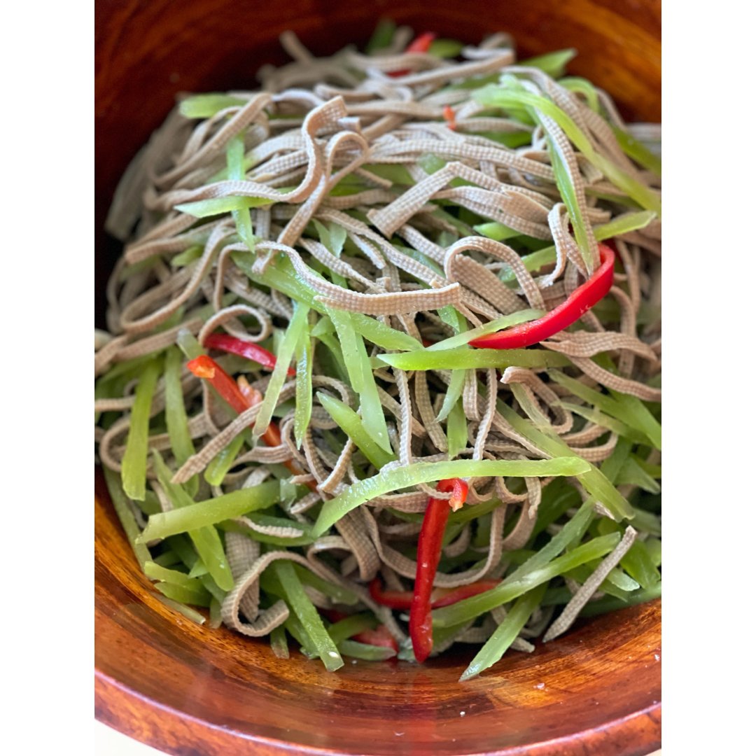 春日小菜减脂快手的凉拌莴笋黑豆腐丝
