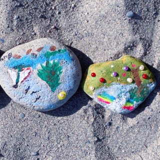 多伦多沙滩边的ins风彩色石头...