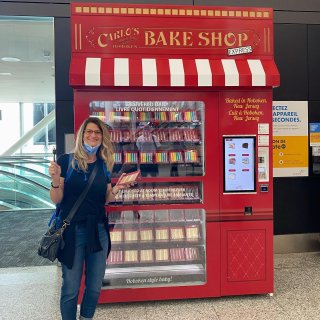 超火的彩虹蛋糕🍰售卖机在多伦多机场也有啦...