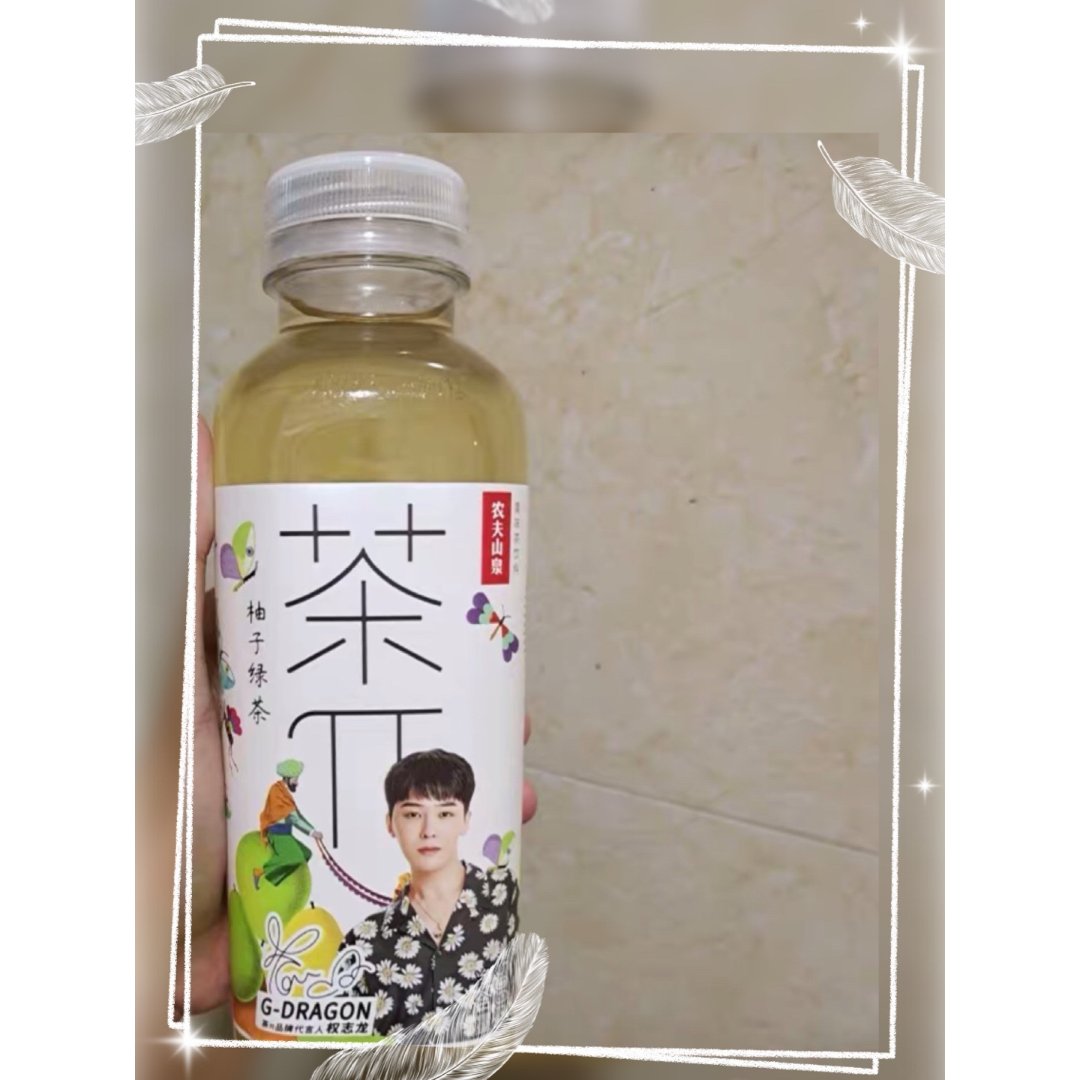 终于找到一瓶有代言人头像的农夫山泉茶兀子绿茶味的了,冰箱冷藏一下
