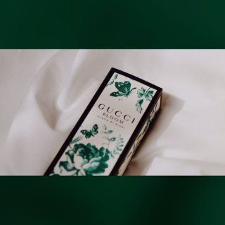 Gucci•Bloom便携香水放在包包里...