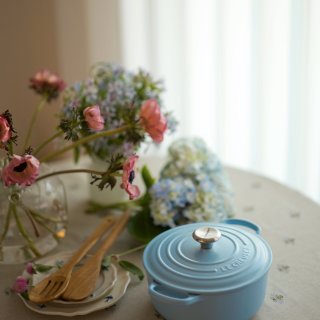 Le Creuset奶敷敷的蓝和粉，花吃...