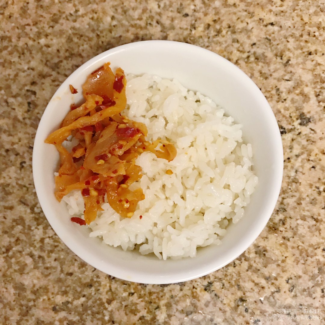 吉香居萝卜干,下饭～实际情况是萝卜干铺满白饭,照片这么拍可以看到