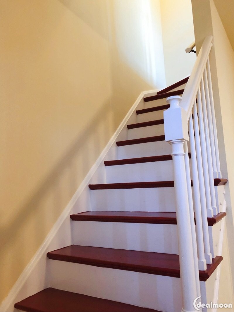 楼梯是重新刷漆,没有用地毯是因为地毯比较容易脏,还是一劳永逸吧.
