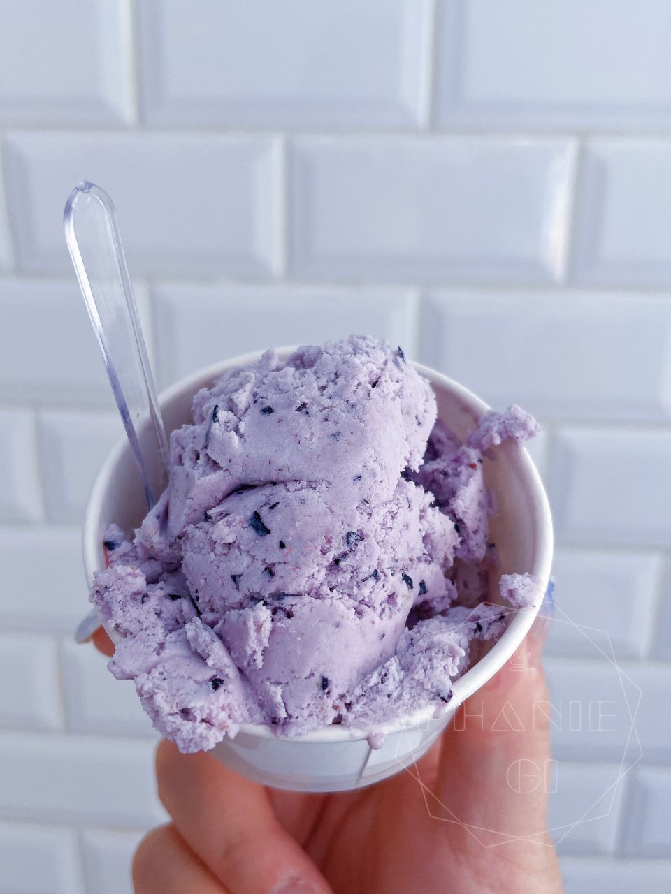 路过刚开的冰淇淋大学🍦蓝莓薰衣草味不错呀...