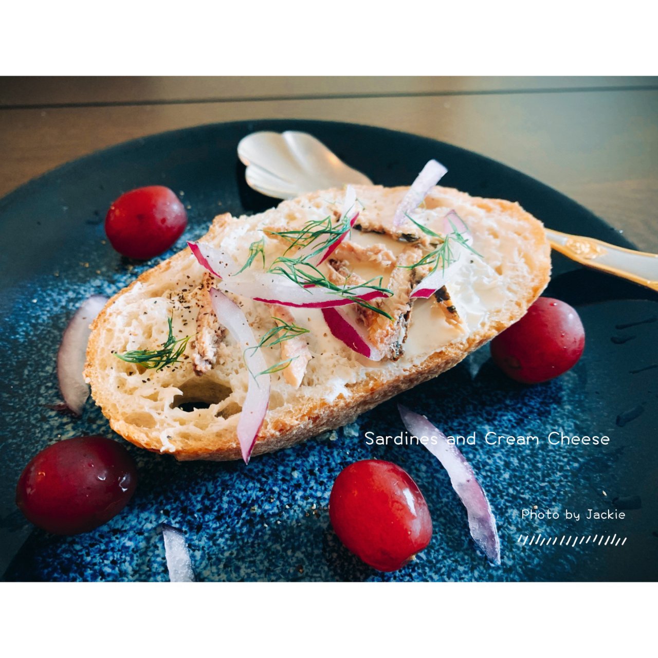 【夏季轻食】黑麦面包上的沙丁鱼和奶油奶酪...