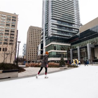 溜冰的季节到了❄️多伦多dt滑冰场本月即...