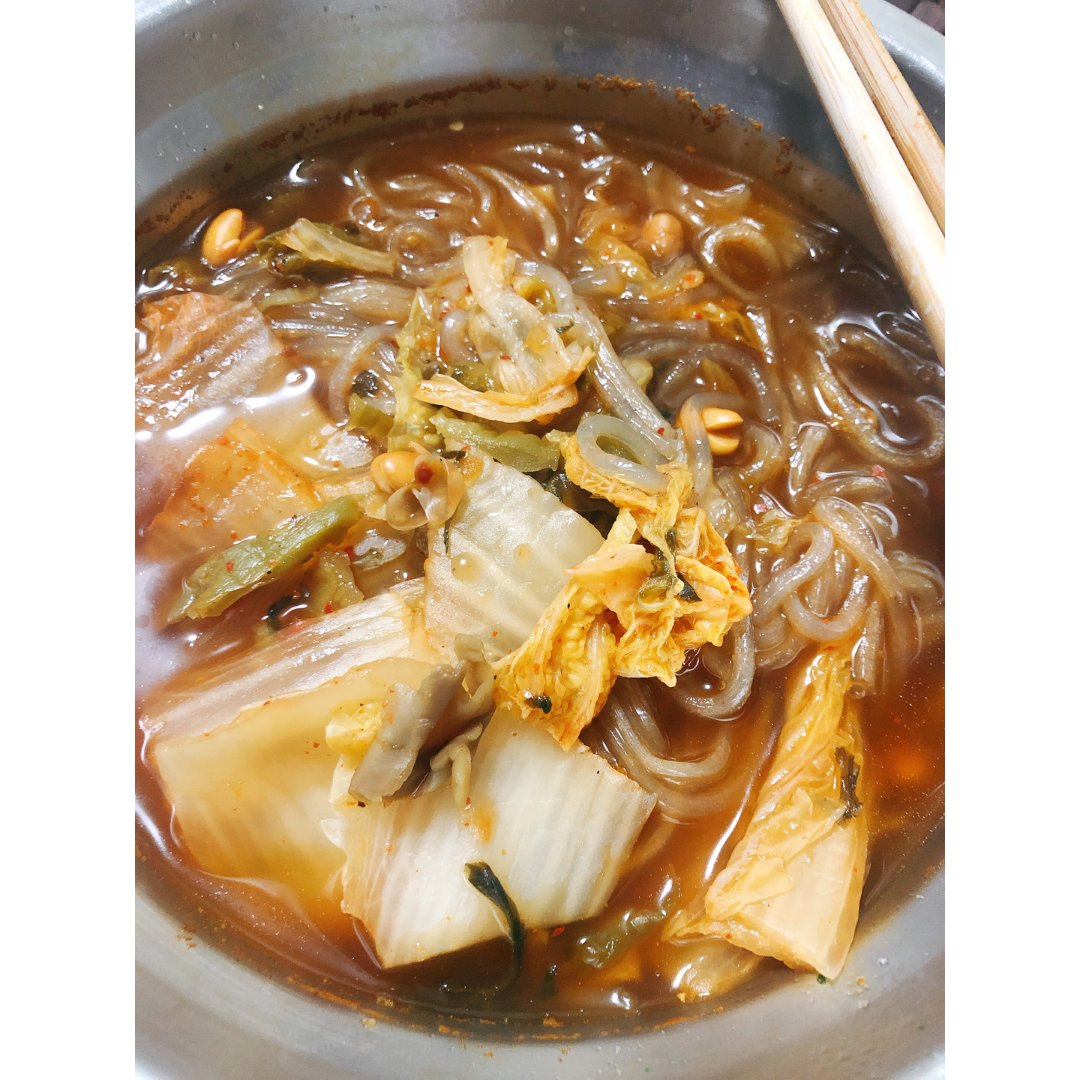 好好酸辣粉被煮成泡菜面 包装被丢了 不过这款酸辣粉真的差评 没有