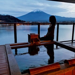 这才是一边看富士山一边泡温泉啊！！...