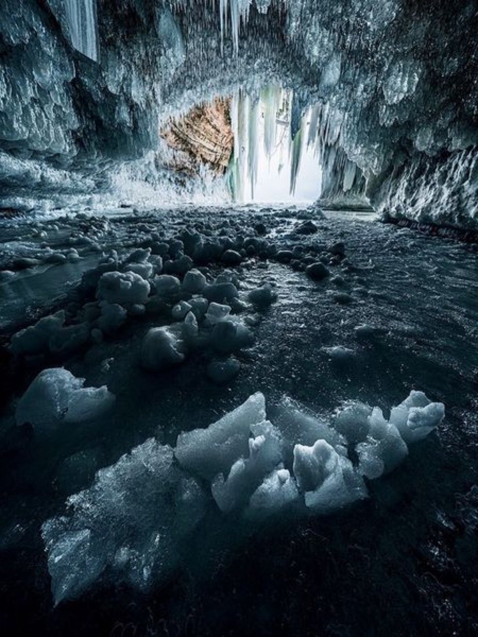 冬日神奇之旅👉探索罕见壮观的冰洞！...