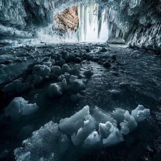 冬日神奇之旅👉探索罕见壮观的冰洞！...