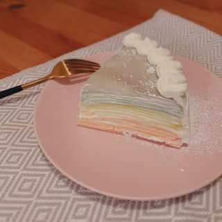 应景的彩虹🌈千层蛋糕...