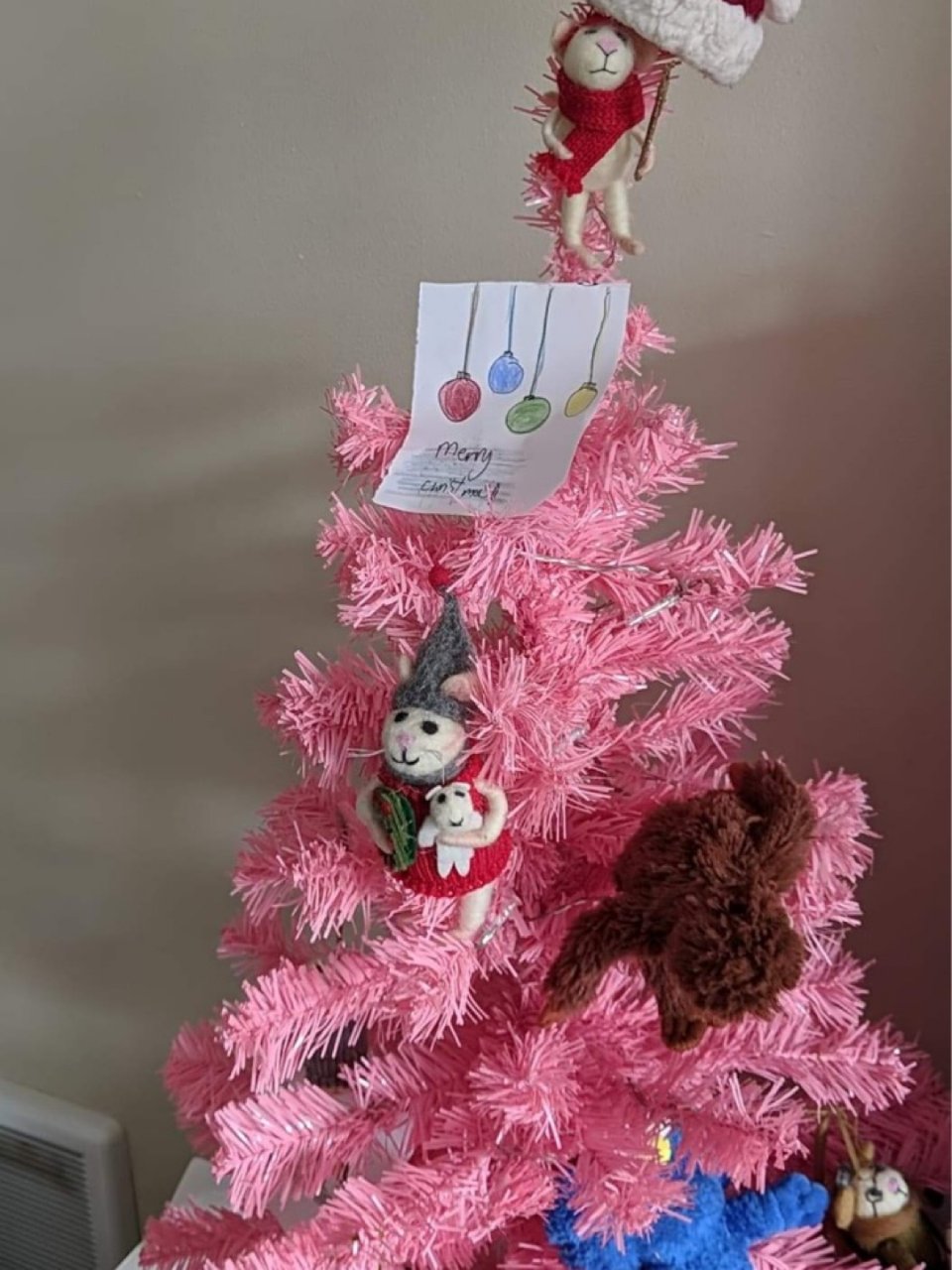 今年屋里是粉色的圣诞树哦～...