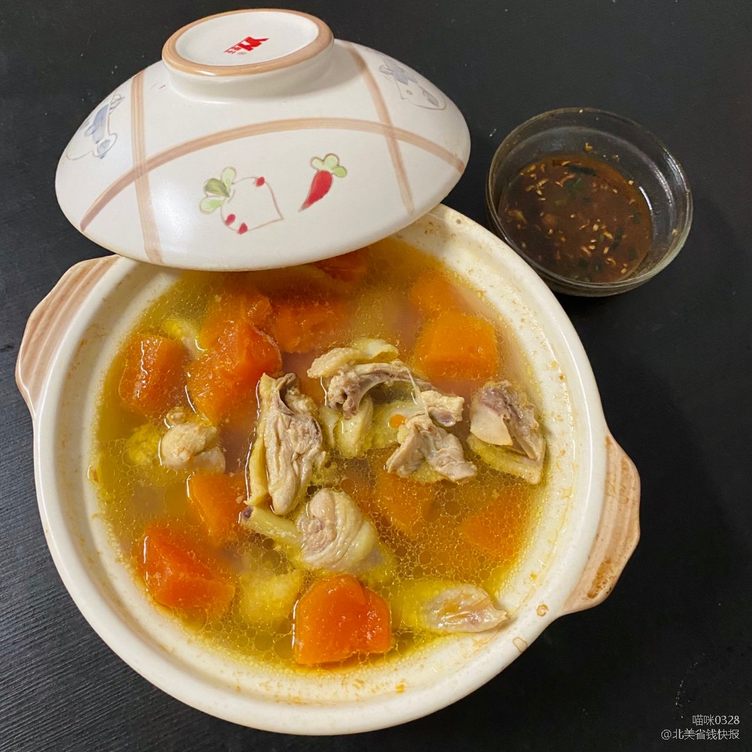 木瓜,新鲜三黄鸡,金华火腿,姜片 做法:木瓜去核切粒,木瓜,火腿,姜片
