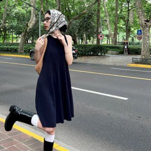 COS 入夏封神裙裙👗斜肩小黑裙$45、显白小绿裙$87