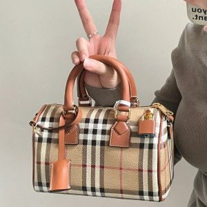 Burberry 新品直降 格纹马鞍包$1452