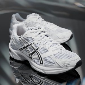 Asics 鞋履清仓 黑红气垫跑鞋$86