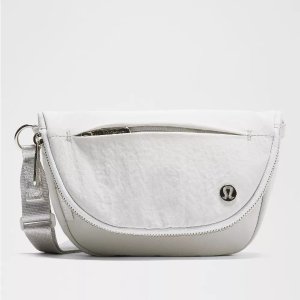 lululemon包包还是搭配之神！封面斜挎包$99、Wunderlust新色